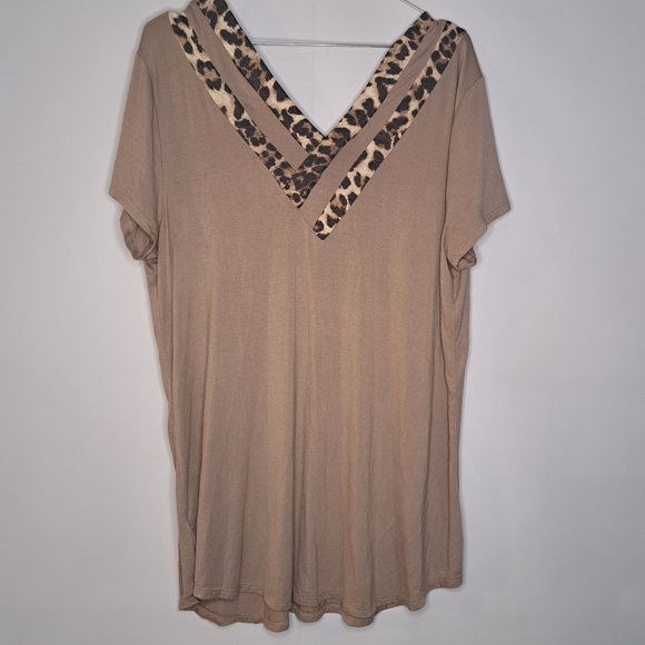 NWT Vision USA Blouse XL Leapoard Trim Tan Free Flowing V-Neck New - Picture 5 of 7